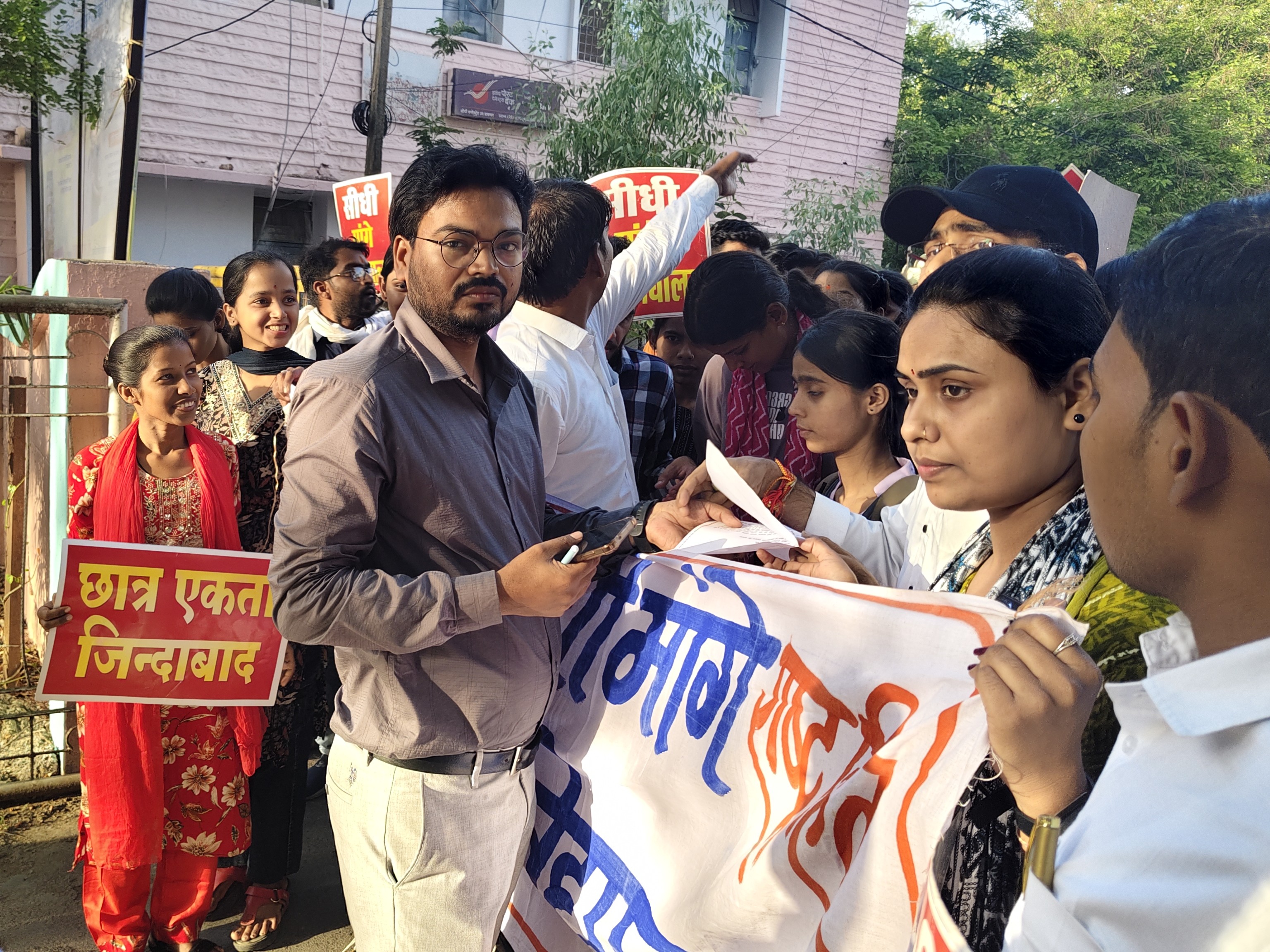 ज्ञापन का वाचन करते छात्र-छात्राएं। - Dainik Bhaskar