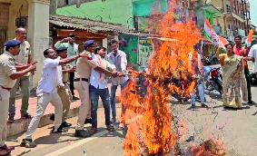 Tribal Congress protested against Home Minister Shah's statement and also burnt an effigy.