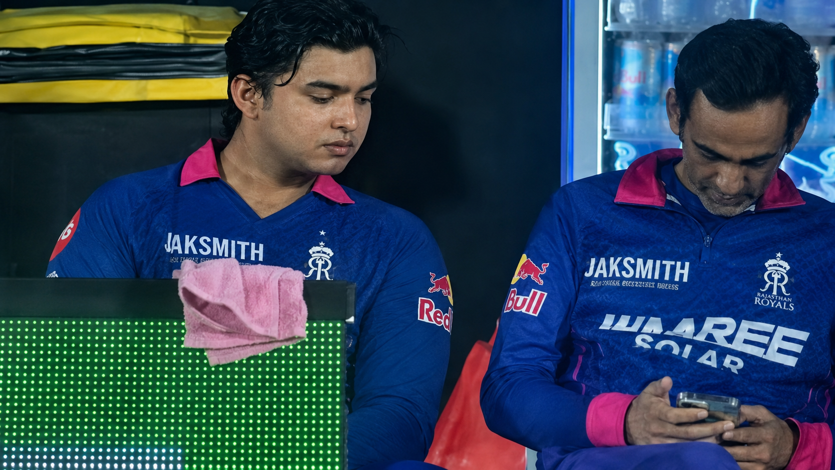 रोमी भिंडर बेंच पर मोबाइल का इस्तेमाल कर रही हैं। साथ में वैभव सूर्यवंशी.