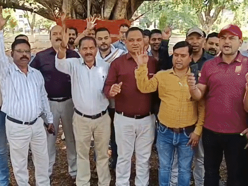 अधिकारियों की हड़ताल से जिले में आज राजस्व कामकाज बंद है।
