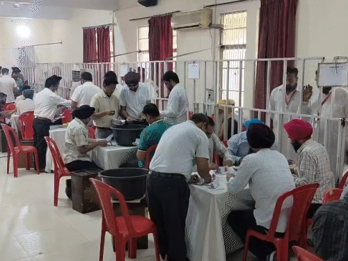 कपूरथला में वोटों की गिनती करते हुए कर्मचारी।