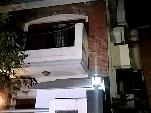 धनेंद्र कुमार के घर के तीन मंजिल आग की चपेट में आ गए थे।