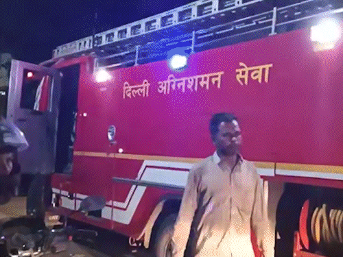 फायर ब्रिगेड की 2 गाड़ियों ने आग पर काबू पाया.