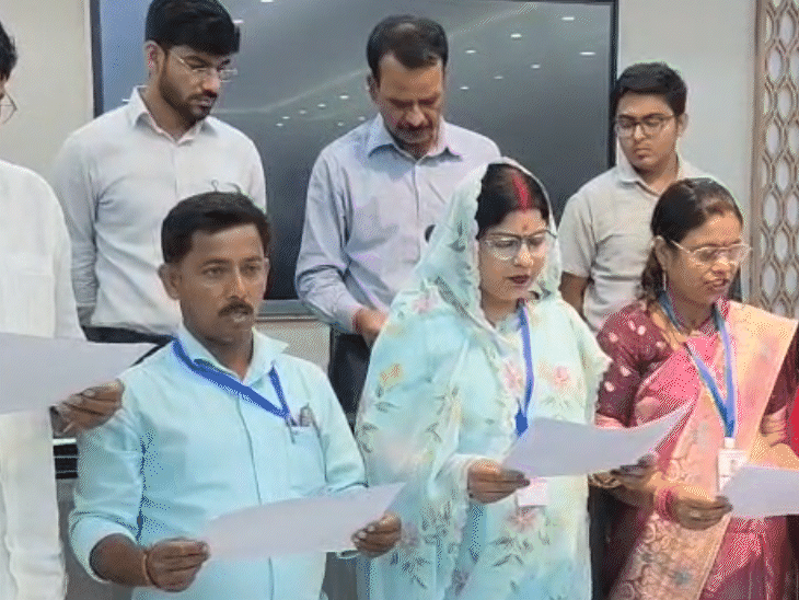 जीत के बाद पद एवं गोपनियता की शपथ लेते जीते हुए प्रत्याशी।