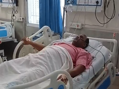 टीचर को प्राइवेट अस्पताल में भर्ती कराया गया है।