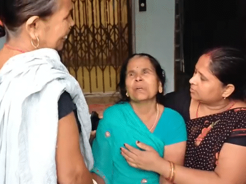 बेटे को गोली लगने के बाद रोती बिलखतीं मां।