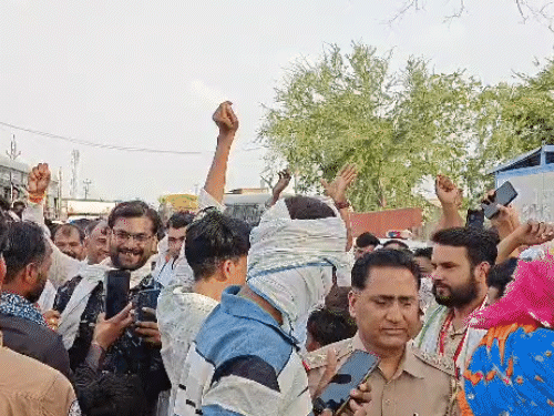 सभा में गुर्जर समाज के लोग पहुंचे हैं।