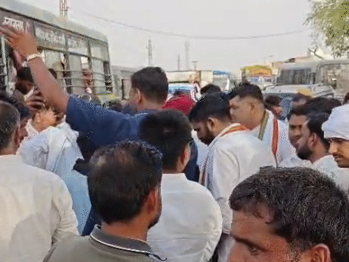 शहीद स्मारक के बाहर जाम की स्थिति हो गई है।