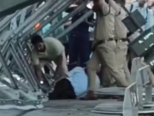 शेड गिरने से टीटीई भूपेंद्र के पैर फंस गए। पुलिसकर्मियों ने शेड को किसी तरह उठाया, इसके बाद टीटीई को निकाला जा सका।