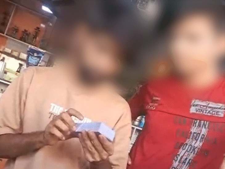 दुकान पर मौजूद लड़कों ने कहा- ई-सिगरेट का पेमेंट कैश में ही करना होगा।