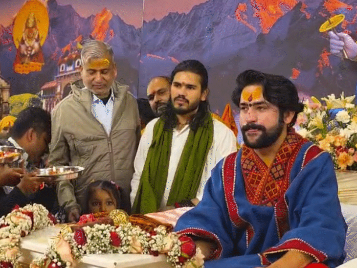 21 दिन की साधना से लौटकर पंडित शास्त्री सत्यनारायण कथा सुना रहे हैं.