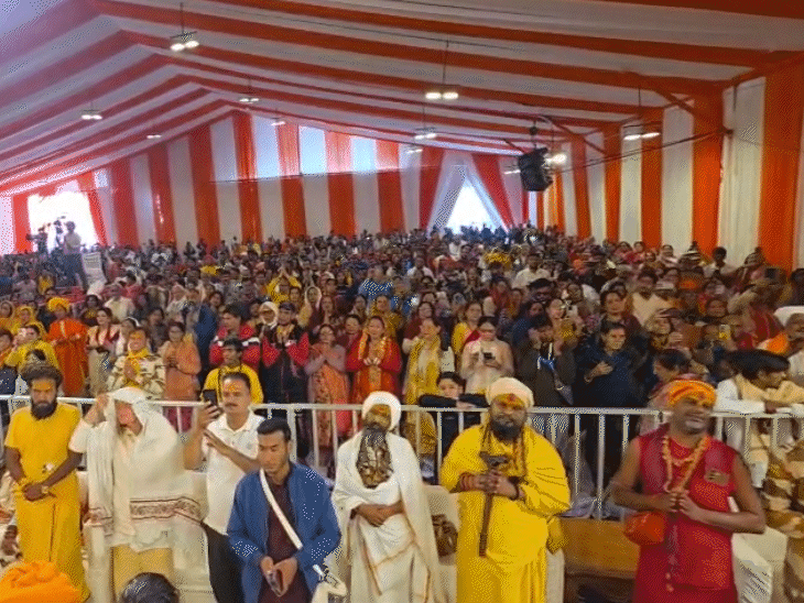 कथा में बड़ी संख्या में साधु-संत भी शामिल हुए हैं.