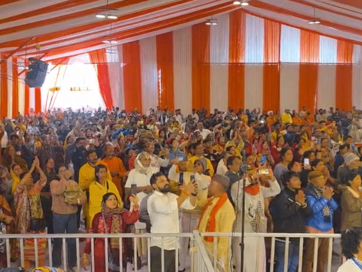 बद्रीनाथ धाम में चल रही पांच दिवसीय सत्यनारायण कथा में श्रद्धालुओं की भीड़।