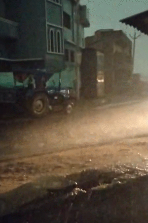 बक्सर में तेज आंधी के साथ बारिश हुई है। दिन में अंधेरा जा गया। लोगों को गाड़ी की लाइट जलानी पड़ी।