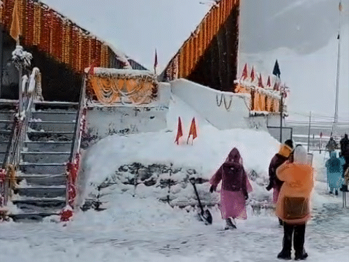 उत्तराखंड के हेमकुंड साहिब में शुक्रवार सुबह बर्फबारी हुई।