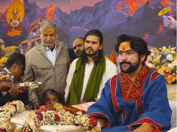 धीरेंद्र शास्त्री इन दिनों उत्तराखंड के बद्रीनाथ धाम में सत्य नारायण की कथा कर रहे हैं। - Dainik Bhaskar