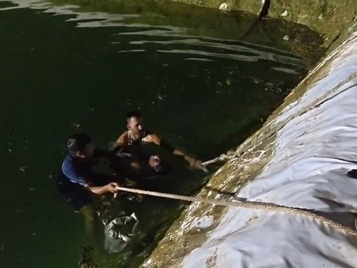 दोनों भाई करीब तीन दिन पहले मजदूरी के लिए गुजरात गए थे। हादसे की सूचना के बाद मौके पार पहुंची टीम ने दोनों शवों को बाहर निकाला।