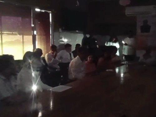 बत्ती गुल होने के बाद कर्मचारी उठकर बाहर चले गए।
