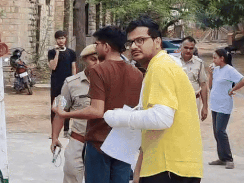 ये परीक्षा के दिन का फोटो है, जिसमें अभ्यर्थी एग्जाम सेंटर पर परीक्षा देने पहुंचे थे।