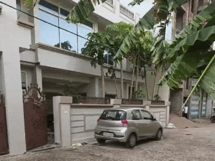 पड़ोसियों का कहना है कि राजेश घर से कम ही निकलता था।