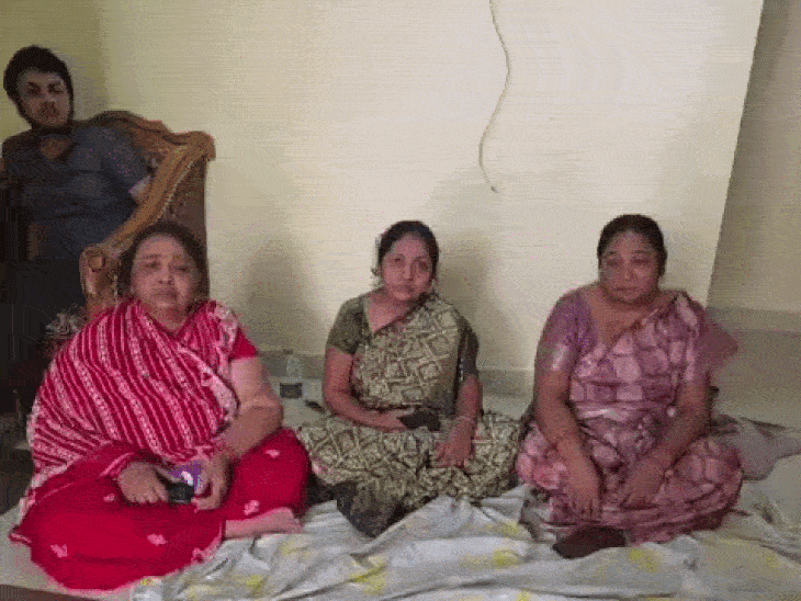 भाई की मौत के बाद शोक में बैठी तीन बहनें।