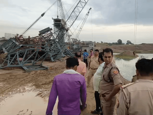 मौके पर रेस्क्यू ऑपरेशन जारी है. जेसीबी से मलबा हटाया जा रहा है. अधिकारी भी मौके पर मौजूद हैं