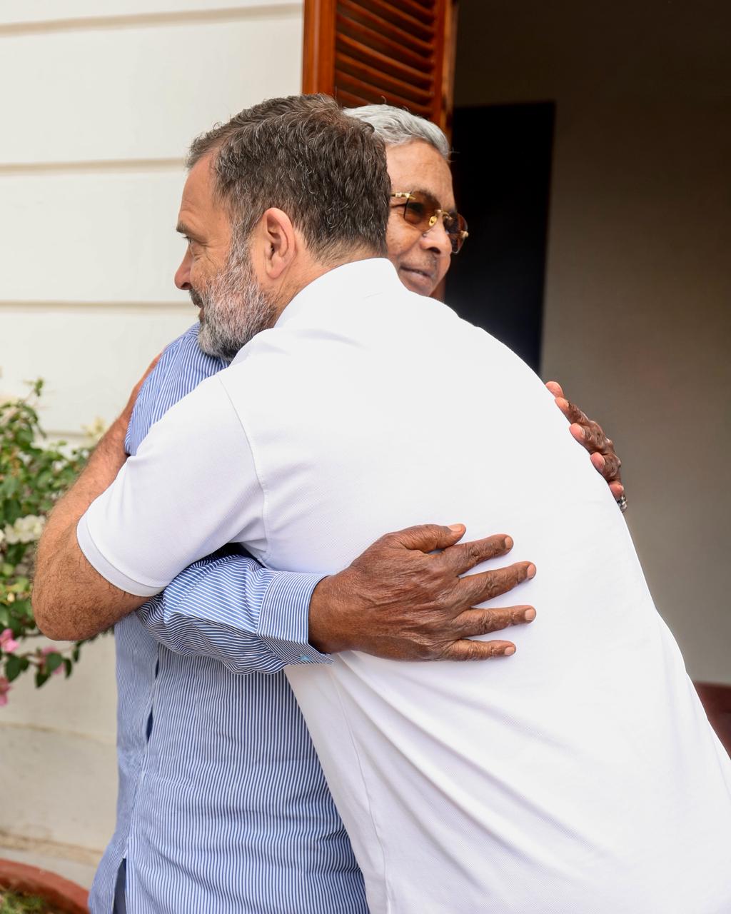 सिद्धारमैया ने 29 मई को राहुल गांधी से उनके आवास पर मुलाकात की। दोनों के बीच करीब आधा घंटा बातचीत हुई।