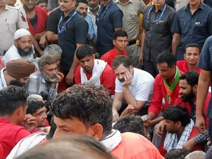 सितंबर 2023 में दिल्ली के आनंद विहार रेलवे स्टेशन पर राहुल कुलियों से मिले। लाल शर्ट पहनकर सामान भी उठाया।