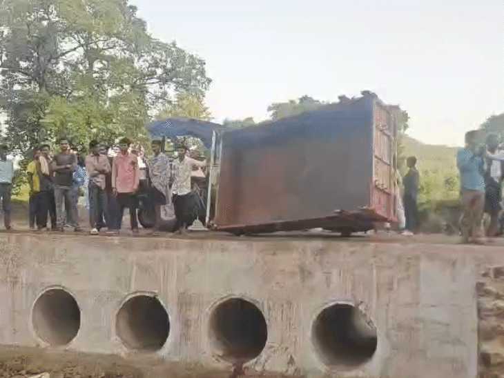 उमरिया-अनूपपुर जिले की सीमा पर ट्रैक्टर-ट्रॉली पलट गई