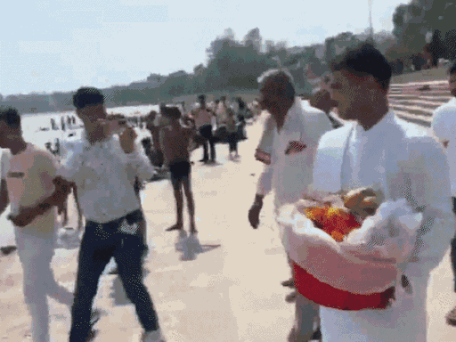 ऋषिकेश के त्रिवेणी घाट पर गंगा नदी में ट्विशा की अस्थियों का विसर्जन किया गया।
