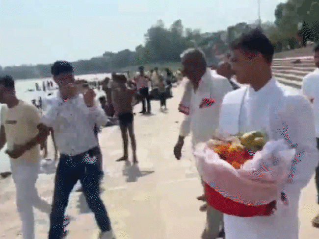 ऋषिकेश के त्रिवेणी घाट पर गंगा नदी में ट्विशा की अस्थियों का विसर्जन किया गया।