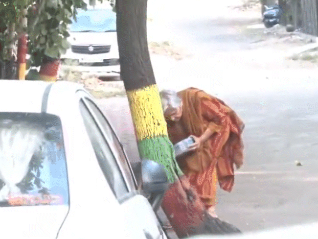 गिरफ्तारी से पहले गुरुवार सुबह गिरिबाला सिंह स्ट्रीट डॉग को खाना खिलाते दिखी थीं।