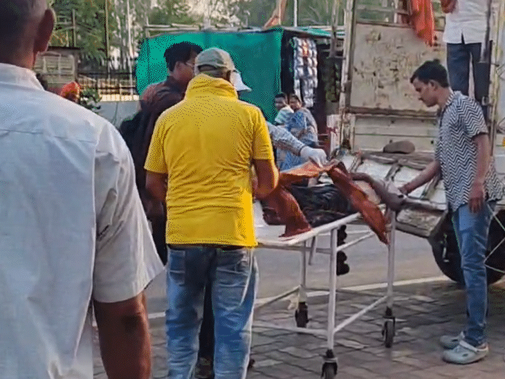 घायलों को स्ट्रेचर पर अस्पताल ले जाया जा रहा है.