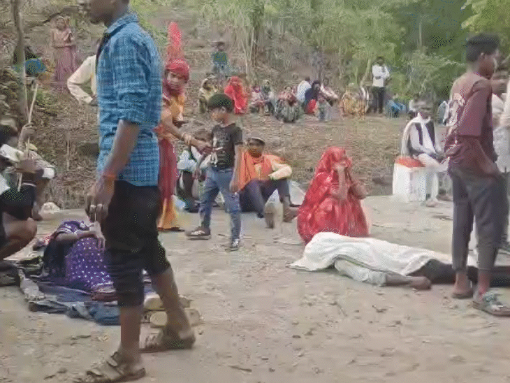 हादसे के बाद सड़क पर पड़े शव.