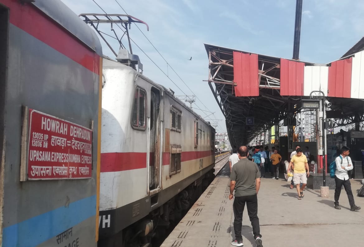 प्लेटफॉर्म नंबर-5 पर हावड़ा-देहरादून एक्सप्रेस पहुंच गई थी। शेड गिरने वाली जगह से कुछ दूर पहले ही इसे रुकवाया गया।