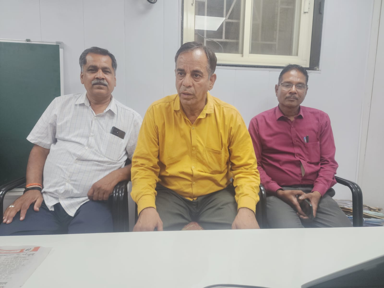 प्राचार्य एवं नोडल अधिकारी राजकुमार चेलानी (पीली शर्ट में) लोकायुक्त टीम के जाल में फंस गए।