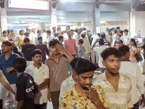 सूचना मिलते ही सिविल अस्पताल पहुंचे कॉलोनी के युवक।