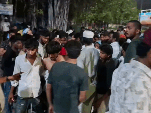 वारदात में घायल युवक को संभालते उसके साथी (पेट पर सफेद कपड़ा बांधे हुए)।