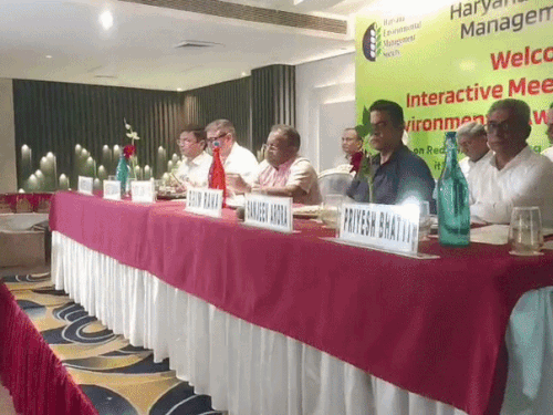 कार्यक्रम के दौरान मंच पर मौजूद अधिकारी व अपनी बात रखते उद्यमी।
