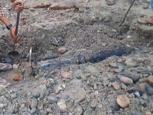उत्तर प्रदेश के सहारनपुर में बारिश के बाद पहाड़ी से गिरे मलबे में बाइक दब गई।