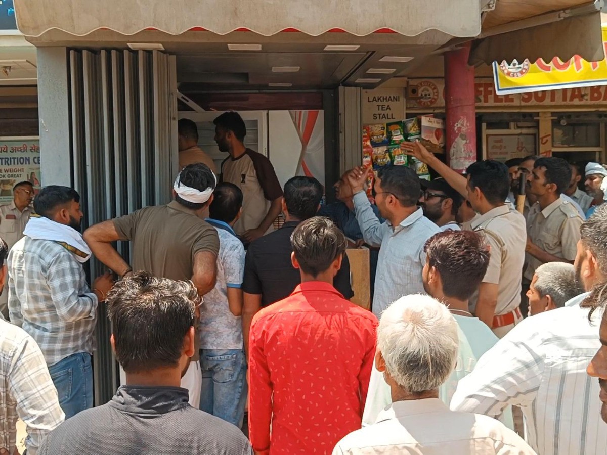 हंगामा करते स्थानीय दुकानदार व क्षेत्रवासी।