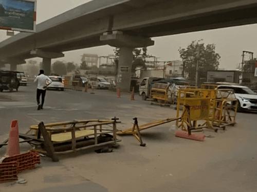 आंधी चलने की वजह से ट्रैफिक पुलिस के बैरियर भी गिर गए।