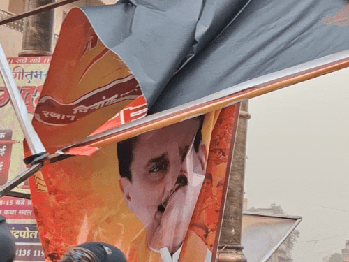 आंधी चलने की वजह से सीकर के जाट बाजार में लगे होर्डिंग फट गए।