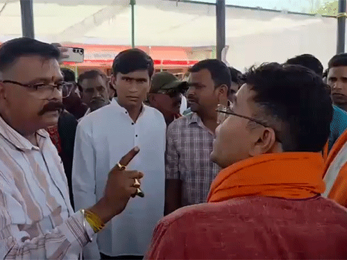 जनपद सीईओ ने उंगली दिखाकर बीजेपी नेता को चिल्लाया।