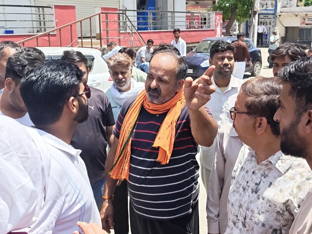 HSVP जेई से भिड़ते व्यापारी।