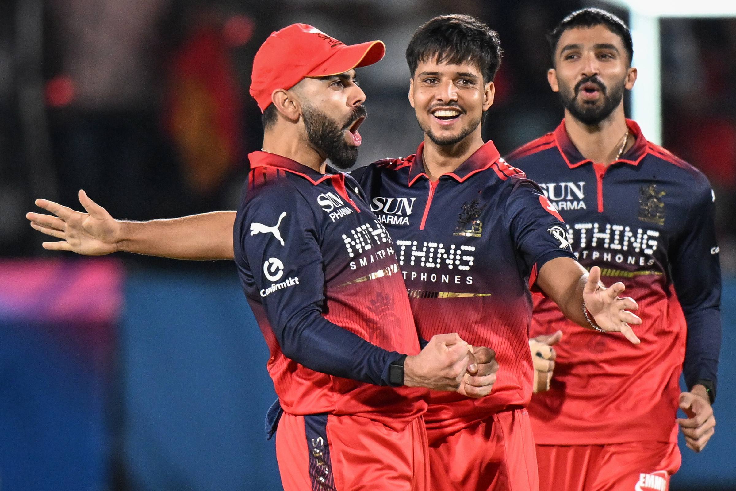 26 मई को RCB-GT मैच के दौरान विराट कोहली विकेट सेलिब्रेट करते हुए।