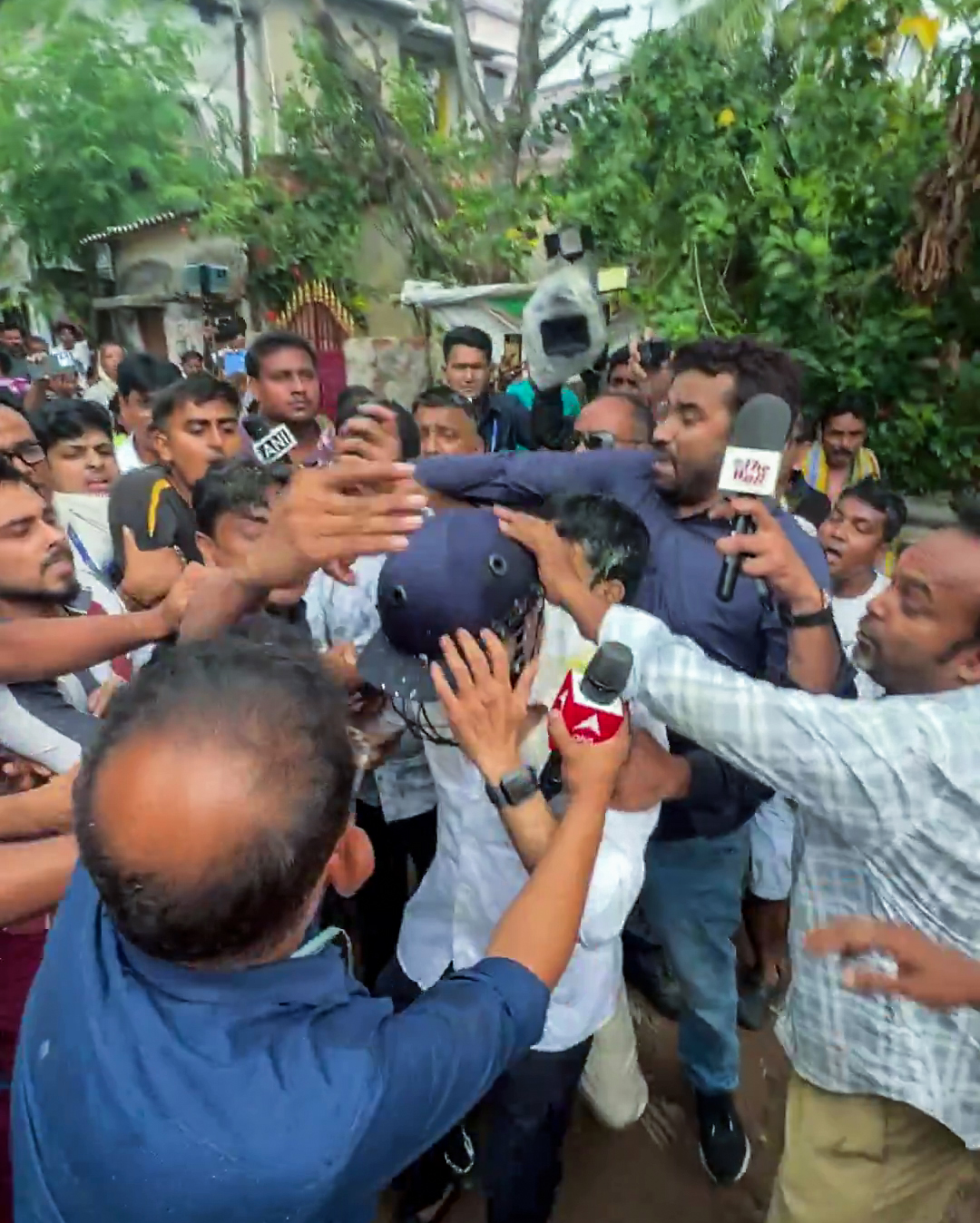 हमलावरों ने अभिषेक का हेलमेट पकड़कर खींचा। इस दौरान अभिषेक की सिक्योरिटी और अन्य TMC कार्यकर्ता उन्हें बचाते दिखे।