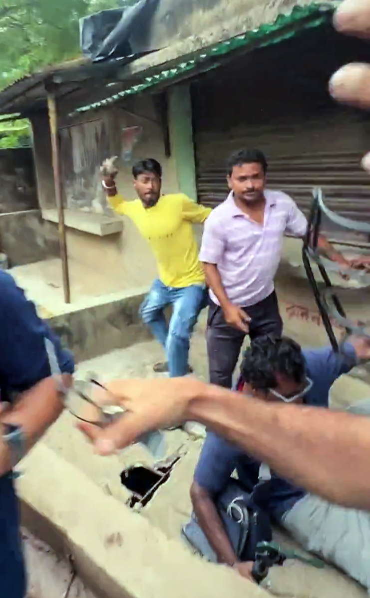 पीली टीशर्ट पहना एक युवक अभिषेक पर अंडा फेंकता दिखा। फिलहाल युवक की पहचान सामने नहीं आई है।