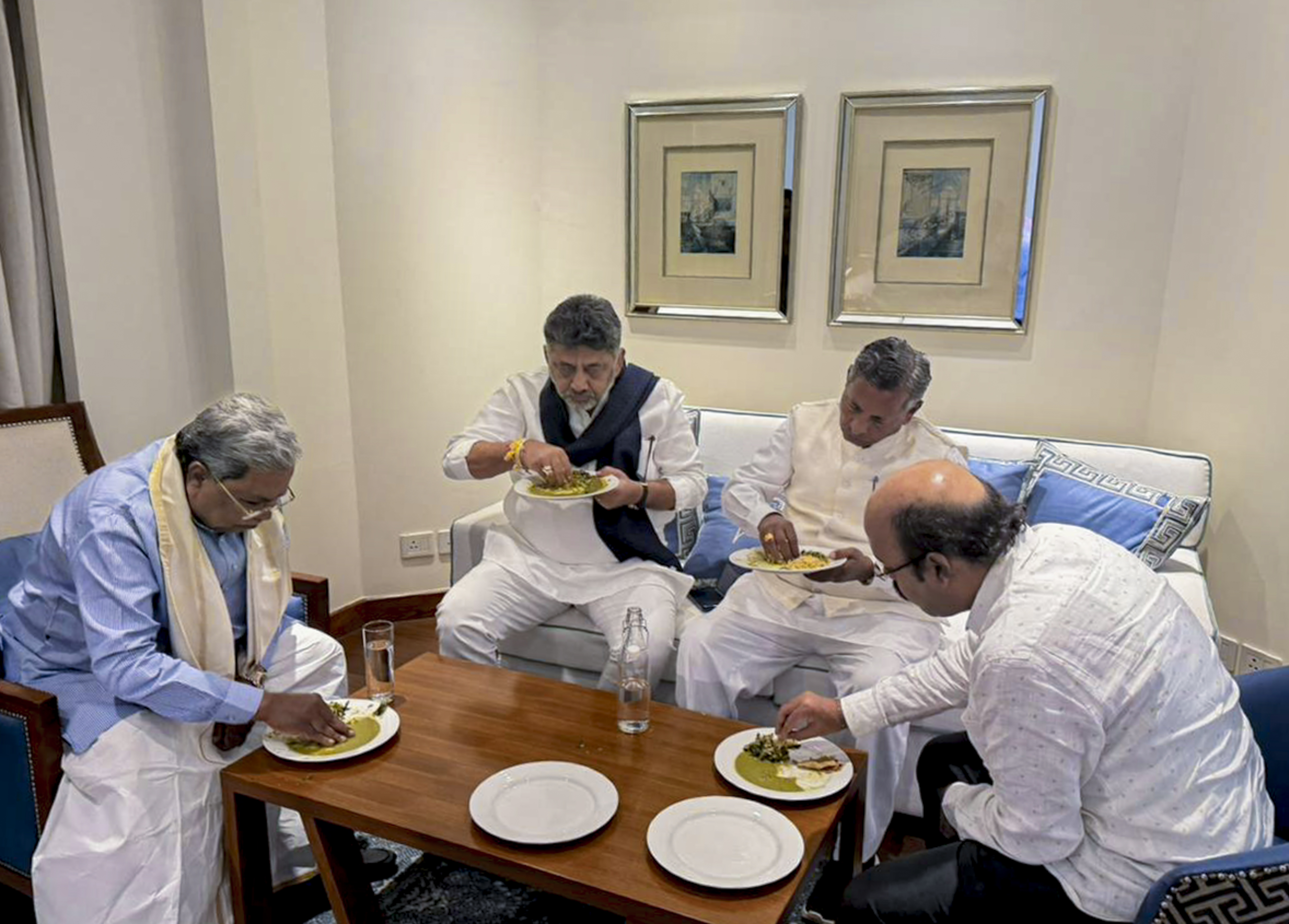 नई दिल्ली में शुक्रवार को मल्लिकार्जुन खड़गे के आवास पर सिद्धारमैया ने अपने बेटे यतींद्र और डीके शिवकुमार के साथ लंच किया।