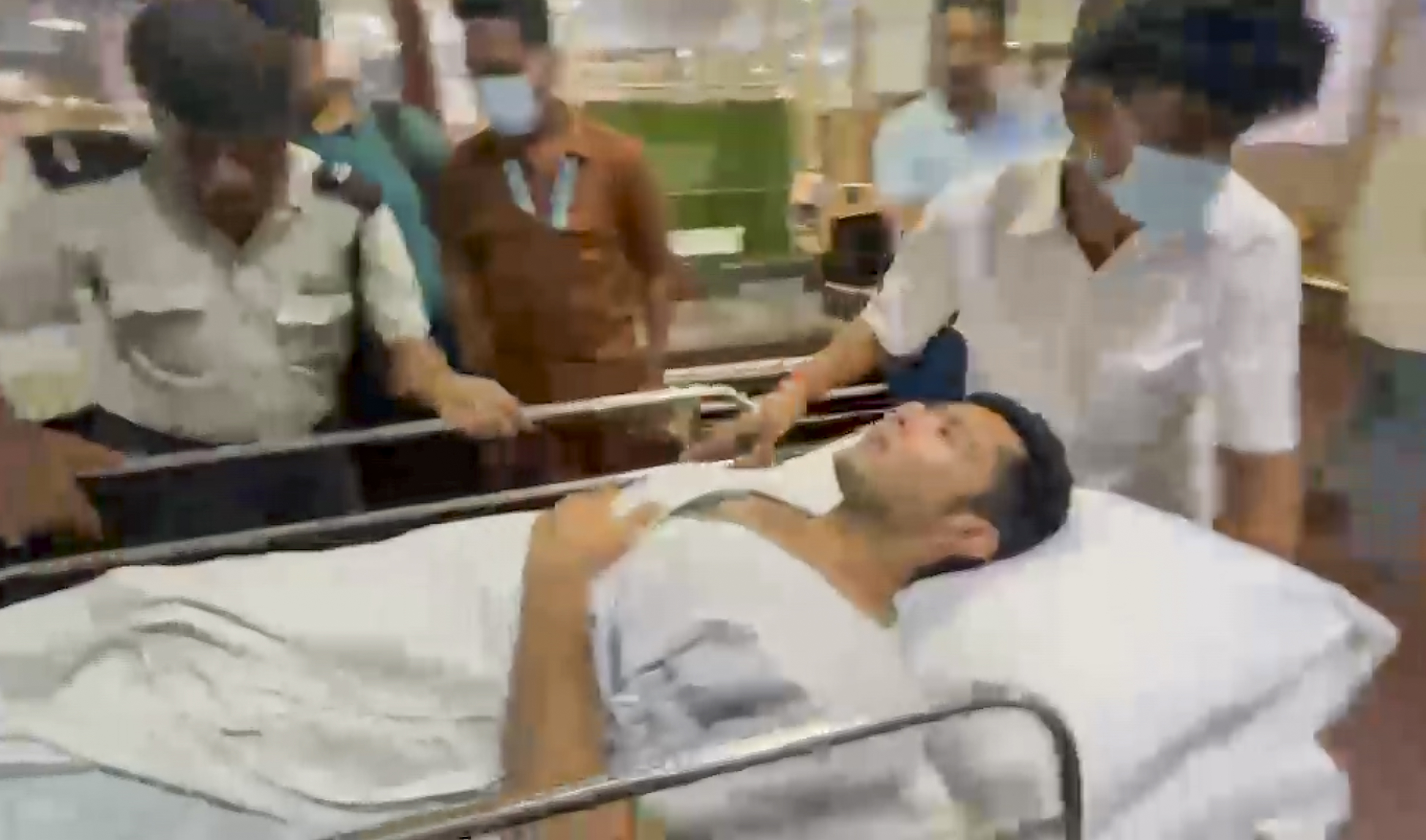 हमला के बाद शनिवार देर शाम अभिषेक को कोलकाता के निजी अस्पताल में भर्ती कराया गया।